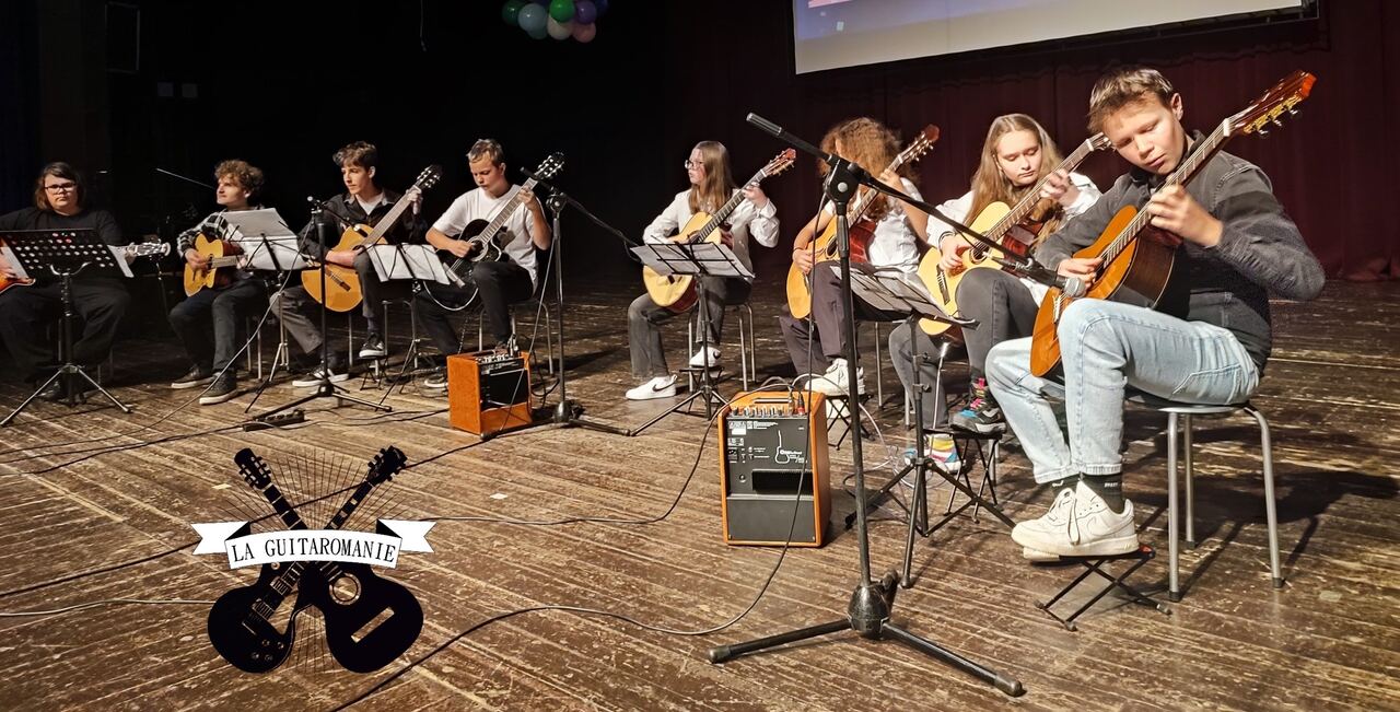 Mladí gitaristi združenia La Guitaromanie počas koncertu